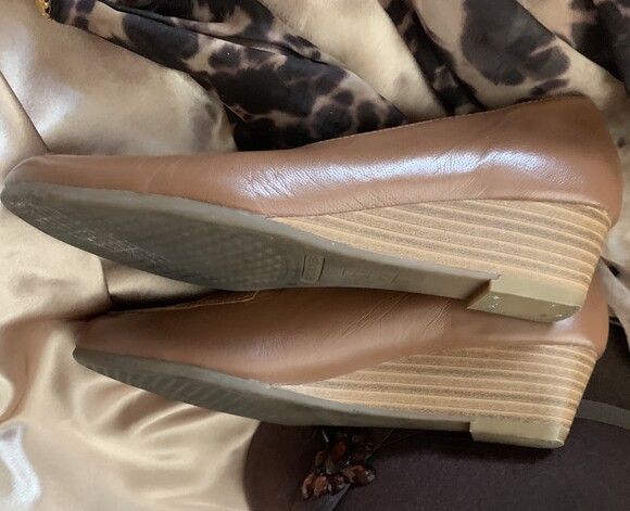 Aerosoles Classic Camel Pumps 8 M—Priced to go!  Half price! - Picture 6 of 7